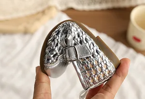 Vista detallada que muestra la suela suave y flexible de sandalias trenzadas plata