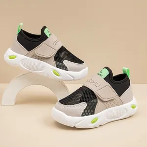 Ademende mesh kindersneakers in beige en zwart met opvallende neongroene accenten