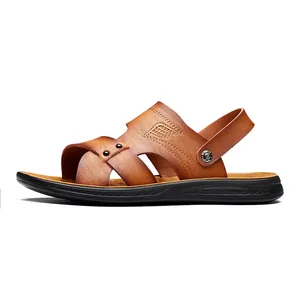Detailansicht der braunen Leder-Outdoor-Sandalen für Herren mit gekreuzten Riemen