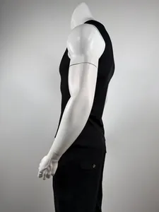 Vue latérale d'un débardeur noir côtelé pour homme sur un mannequin blanc