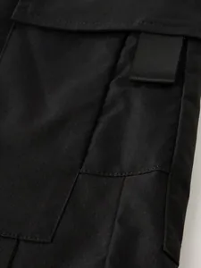 Nahaufnahme der schwarzen Herren-Cargoshorts mit sehr hochwertigem Stoff und Nähten