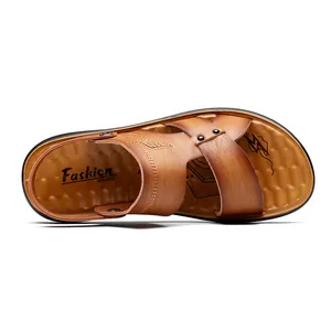 Draufsicht auf braune atmungsaktive Outdoor-Strandsandalen für Herren mit Polstersohle.