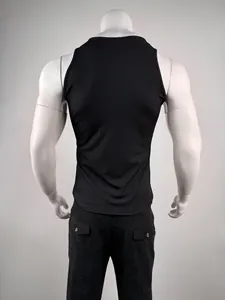 Vue arrière d'un débardeur noir côtelé ajusté pour homme sur un mannequin blanc