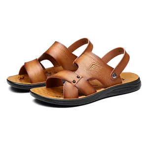 Detailansicht von braunen Herren-Sandalen aus Leder mit rutschfester Gummisohle