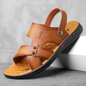Detailansicht brauner Leder-Herrensandalen mit Flügelprägung und stilvollen Kreuzriemen