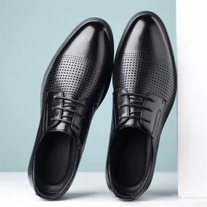 Chaussures classiques en cuir noir pour hommes avec détails perforés élégants