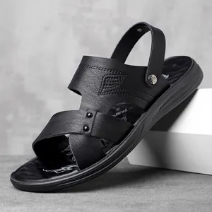 Nahaufnahme schwarzer Herren-Outdoor-Strandsandalen mit Riemen in Flügeloptik