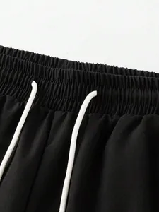 Nahaufnahme des elastischen Bunds und weißen Kordelzugs an schwarzen Herrenshorts