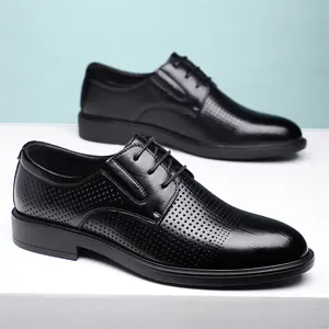 Élégantes chaussures de ville noires pour hommes avec perforations et lacets respirants