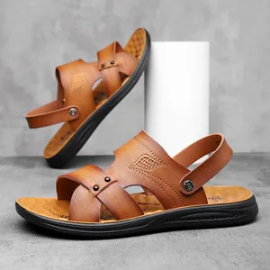 Braune Herrenledersandalen mit Nietendetails und rutschfester Gummisohle für den Sommer