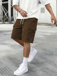 Detailansicht brauner Cargo-Shorts für Herren mit Kordelzug und Multi-Pocket-Design