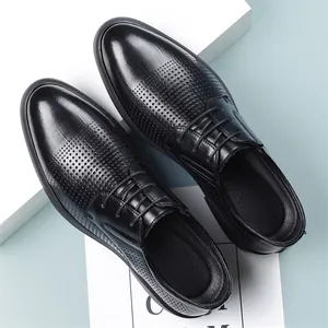Chaussures de ville noires pour hommes avec des perforations respirantes et lacets