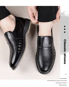 Detailaufnahme von schwarzen, atmungsaktiven Herren-Ledersandalen für ältere Männer