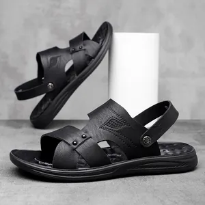Detailansicht der atmungsaktiven schwarzen Leder-Sandalen für Herren im Sommer