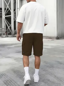 Rückansicht von braunen Cargo-Shorts für Herren mit funktionalem Multi-Pocket-Design