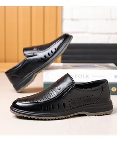 Detailaufnahme von schwarzen, atmungsaktiven, hohlen Leder-Loafers für ältere Männer