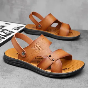 Detailaufnahme brauner Herren-Ledersandalen mit Ziernähten und strukturierter Innensohle.