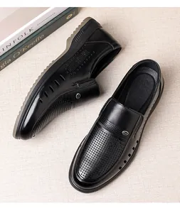 Detailansicht der schwarzen, perforierten Leder-Loafer für Herren mit atmungsaktivem Design