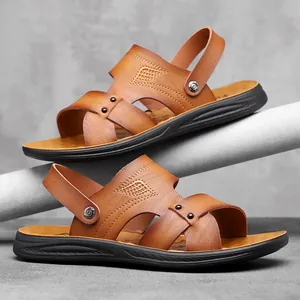 Detailansicht brauner Herren-Ledersandalen mit verstellbarem Fersenriemen und weicher Sohle