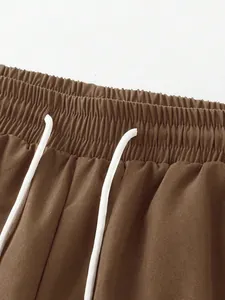 Detail braune Herren Cargo-Shorts mit elastischem Bund und weißem Kordelzug