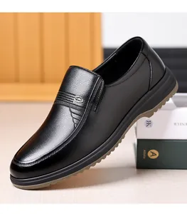 Professionelle Nahaufnahme schwarzer Herren-Loafer aus Leder mit Slip-On-Design