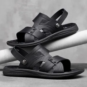 Detailansicht der schwarzen Herren-Outdoor-Sandalen mit rutschfester Sohle und Atmungsaktivität