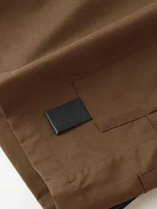 Nahaufnahme der braunen Cargoshorts mit hochwertigen Nähten und schwarzem Webband-Detail.