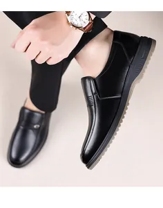 Detailansicht der schwarzen Herren-Lederschuhe mit weicher Textur und robuster Gummisohle