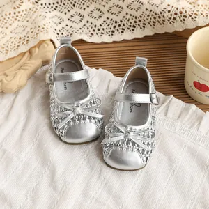 Elegantes sandalias Mary Jane trenzadas plateadas para niñas con un lindo detalle de lazo.