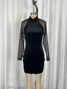 Detalle de elegante vestido de noche de cuello alto con mangas largas de malla fina