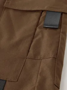 Detailansicht der langlebigen braunen Cargo-Shorts aus Stoff mit schwarzem Gurtband