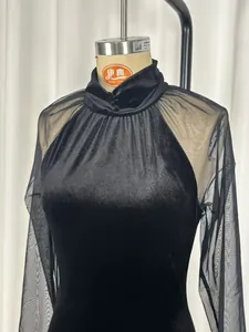 Detalle de un elegante vestido de noche negro con mangas de malla y cuello alto