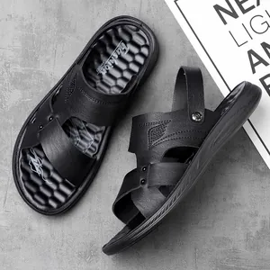 Detailaufnahme der schwarzen Outdoor-Sandalen für Herren mit rutschfestem Fußbett.