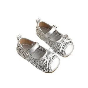 Elegantes zapatos Mary Jane trenzados plateados para niñas con un bonito gran lazo