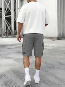 Detaillierte Rückansicht grauer Cargo-Shorts für Herren mit praktischen Seitentaschen.