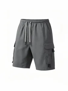 Detailaufnahme grauer Herren-Cargo-Shorts mit Kordelzug und Mehrfachtaschen.
