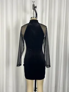 Elegante minivestido de terciopelo negro con mangas largas de malla vista trasera
