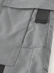 Nahaufnahme graue Cargo-Shorts mit robuster Naht und schwarzem Nylonband-Detail