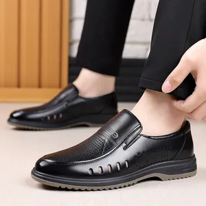 Atmungsaktive schwarze hohle Leder-Sandalen für mittelalte und ältere Männer im Sommer.