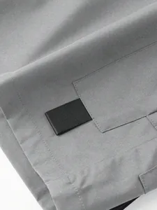 Detailaufnahme der Nähte und des schwarzen Gurtbandes an grauen Herren-Cargo-Shorts