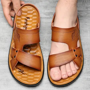 Draufsicht auf braune Herren-Sandalen aus Leder mit rutschfester Innensohle für den Strand.