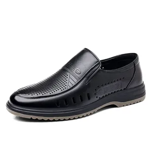 Atmungsaktive schwarze Leder-Loafer für Herren mit Lochmuster und Gummisohle