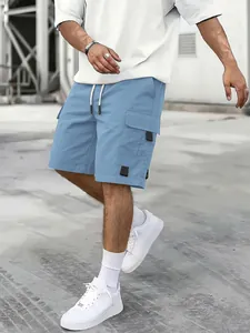 Nahaufnahme der hellblauen Cargo-Shorts für Herren mit Kordelzug und Taschen