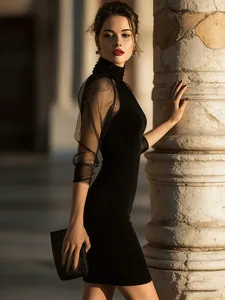 Elegante vestido de noche negro ajustado con cuello alto y mangas de malla traslúcida