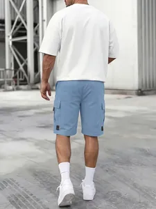 Rückansicht von blauen Cargo-Shorts für Herren mit vielen Taschen in urbaner Umgebung