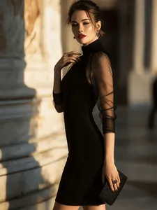 Elegante vestido negro ajustado con mangas de malla transparente y cuello alto de fiesta