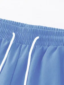 Nahaufnahme der blauen Herren-Freizeitshorts mit elastischem Bund und weißem Kordelzug