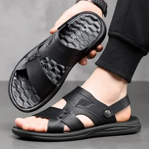 Schwarze Herren-Sommersandalen mit rutschfester Gummisohle und atmungsaktiven Riemen.