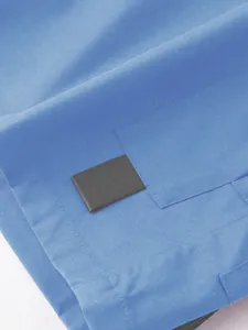 Nahaufnahme des schwarzen Webetiketts an der Tasche hellblauer Cargo-Shorts für Herren