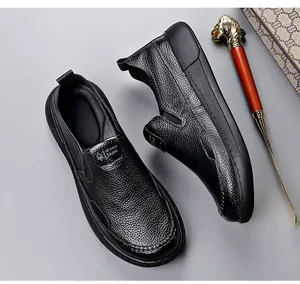 Vue détaillée de mocassins pour hommes en cuir grainé noir avec une semelle souple épaisse